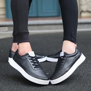 Vente en gros de chaussures de skate décontractées unisexes en caoutchouc noir et blanc personnalisées pour hommes et femmes à prix abordable - Product Image 3