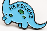 Fabricant OEM Vente en gros Souvenir de musée moderne en émail métallique personnalisé en vrac, motif dinosaure Diplodocus bleu herbivore