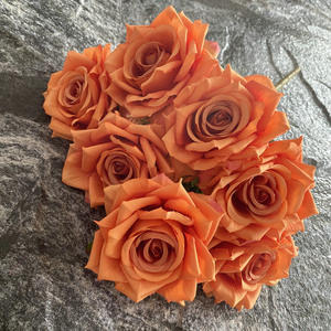 Una decoración para el hogar de bodas con un gran ramo de rosas de siete amantes - Product Image 4