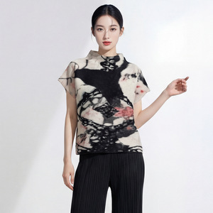 Blusa de Manga Corta con Cuello Alto y Estampado Geométrico Estilo Coreano PY, Ajustada y Plisada, 100% Poliéster, Venta al Por Mayor - Product Image 1