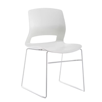 Chaise de conférence empilable en plastique de marque renommée, durable et nouvellement améliorée, avec coussin en tissu, structure en acier, sans accoudoirs, couleur personnalisable