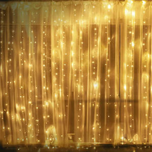 Cadena de luces plana tipo cortina, bajo voltaje, color blanco cálido, ideal para decorar eventos y crear ambientes acogedores. - Product Image 3