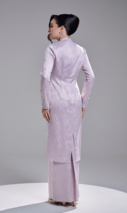 Ensemble deux pièces <span class=keywords><strong>Baju</strong></span> <span class=keywords><strong>Kurung</strong></span> violet lilas en jacquard texturé, tunique longue à col en V, manches à dentelle florale ornée de strass, ourlet diagonal, style musulman - Product Image 5