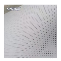 Plaque de plafond en plâtre moderne perforée Faux plafond 2x2 Carreaux acoustiques Imperméables avec surface en papier