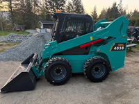 Chargeuse compacte sur pneus à déplacement latéral SWL4038 à haut débit hydraulique avec système de nivellement automatique, équipement de construction mini stable