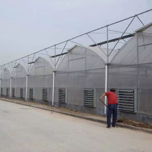 Serre à tomates multi-spans d'Afrique du Sud avec irrigation goutte à goutte, fenêtres de ventilation et filet d'ombrage - Product Image 1