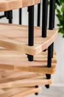 Escalier en colimaçon intérieur au design minimaliste, marches en bois de hêtre laqué, main courante en PVC, garde-corps en acier.