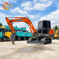 Мини-экскаватор Doosan DH60 6 тонн на гусеничном ходу с низкой наработкой часов наработки, оригинальным двигателем, гидравлический, б/у, для проектов дорожной инфраструктуры