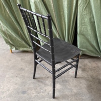 Chaises en plastique empilables extérieures d'événement de banquet de Chiavari noir de fournisseur d'usine pour le restaurant