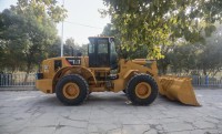 Chargeuse sur pneus CAT 966H d'occasion, puissance stable, idéale pour les projets de manutention de gravier et de roches.
