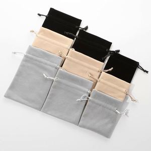 Pochette en velours noir personnalisée avec cordon de serrage, pochette à bijoux en velours, sacs à bijoux en velours avec logo - Product Image 4
