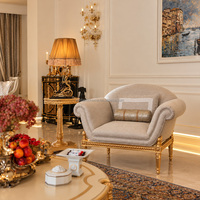 Elegantes französisches neoklassizistisches Sofa-Set aus hochwertigem beigefarbenem Stoff mit geschnitztem Holz für Wohnzimmer, geeignet für Villen- und Hotelprojekte.