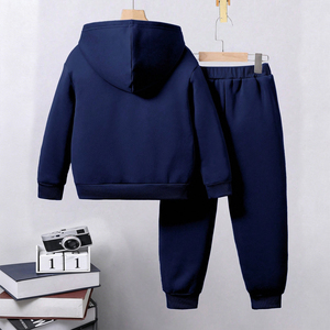 Set Casual Minimalista per Bambini 4-7 Anni, Blu Royal, 2 Pezzi: Felpa con Stampa e Pantaloni Jogger, Vendita all'Ingrosso - Product Image 2