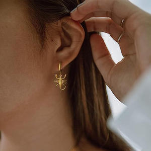 Pendientes Colgantes de Escorpión Dorado E3685, Diseño de Insecto Vintage, Joyería Fina Unisex para Uso Diario - Product Image 3