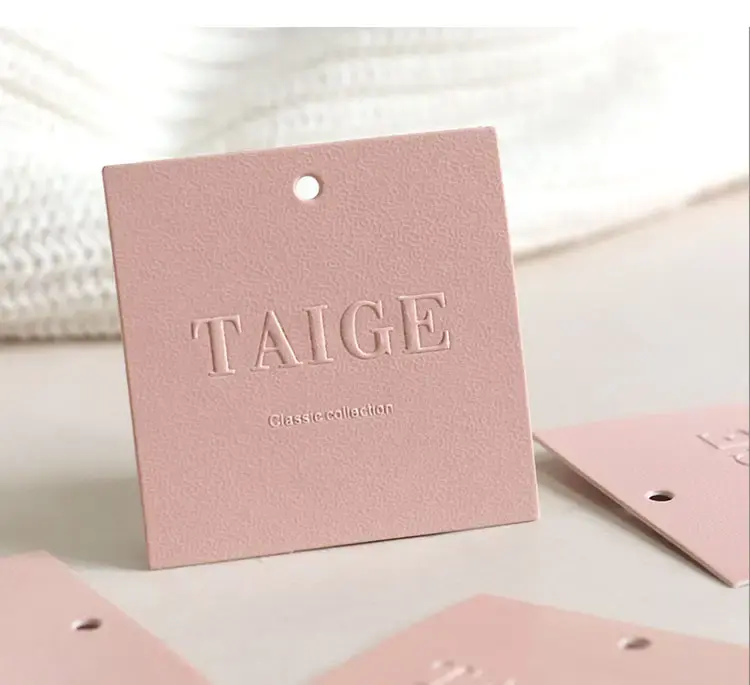 Reciclável barato logotipo personalizado impressão sapatos vestuário etiqueta tag rosa grosso papel em relevo papelão pendurar tag rótulos
