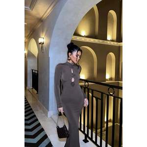 Robe de soirée marron de luxe avec détails roses au dos, taille empire ornée de sequins, style fête, tailles XS à XL pour invitées de mariage - Product Image 3