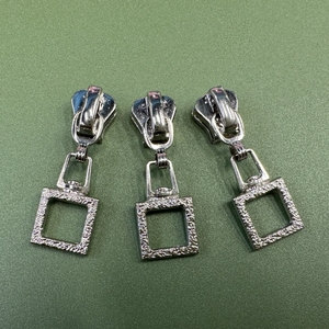 Bán Buôn 5 # Chất Lượng Cao Nhựa Dây Kéo Thanh Trượt Với Hollow Vuông <span class=keywords><strong>Puller</strong></span> Thanh Trượt Cho Túi Xách Áo Khoác - Product Image 4