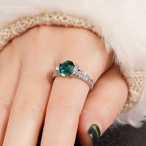 Anello di Lusso con Gemma Verde per Donne, Elegante Gioiello da Dito per Occasioni Formali - Product Image 2