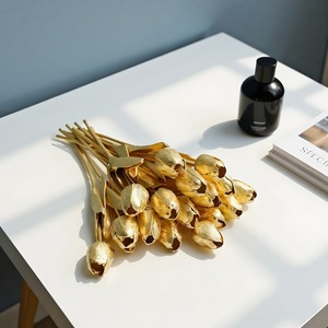 Questi Eleganti Tulipani Artificiali Dorati Sono Perfetti per l'Arredamento Domestico e Ideali per Composizioni da Tavola - Product Image 2