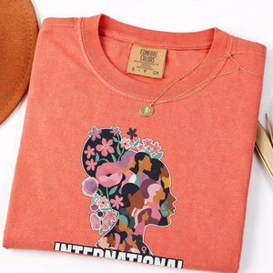 Maglietta Comfort Colors per la Giornata Internazionale della Donna, Collo Tondo, Manica Corta, Stampa Floreale, 100% Cotone, Casual, Primaverile - Product Image 1