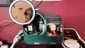 علبة منظم مستحضرات التجميل Rmier مع مرآة بإضاءة ليد مع مروحة وشحن USB - Product Image 6