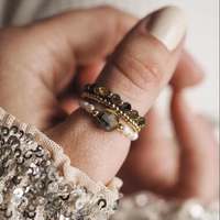 Ensemble de bagues sophistiquées en pierres naturelles, perles d'eau douce et tourmaline, à faible MOQ, bijoux superposés en pierres précieuses pour femmes, pour marques DTC