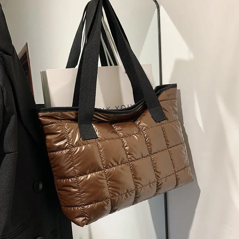 Borse a mano a tracolla per abbigliamento leggero alla moda alla moda borsa a mano con cerniera trapuntata in Nylon argento per donna