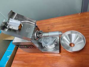 Mini presse à <span class=keywords><strong>huile</strong></span> domestique en acier inoxydable / Machine à presser à froid l'<span class=keywords><strong>huile</strong></span> <span class=keywords><strong>de</strong></span> tournesol et <span class=keywords><strong>de</strong></span> sésame / Extracteur d'<span class=keywords><strong>huile</strong></span> d'arachide - Product Image 4