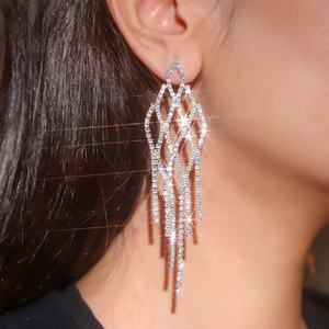 Boucles d'oreilles pendantes simples de style européen et américain, plaquées or, avec strass super scintillants et longues pampilles, sexy, tendance internet - Product Image 1