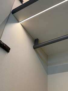 Dressing sur mesure moderne en cuir avec cloison en verre et éclairage LED, rangement personnalisé - Product Image 3