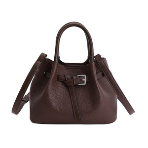 Bolso Bandolera de PU para Mujer de Alta Gama, Personalizado a Precio de Fábrica, con Patrón de Lichi, Color Sólido, Correa Única y Forro de Poliéster - Product Image 1
