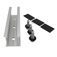 Rail court en aluminium pour système de montage de panneaux solaires photovoltaïques avec pince intermédiaire pour l'installation de panneaux solaires sur toit en tôle