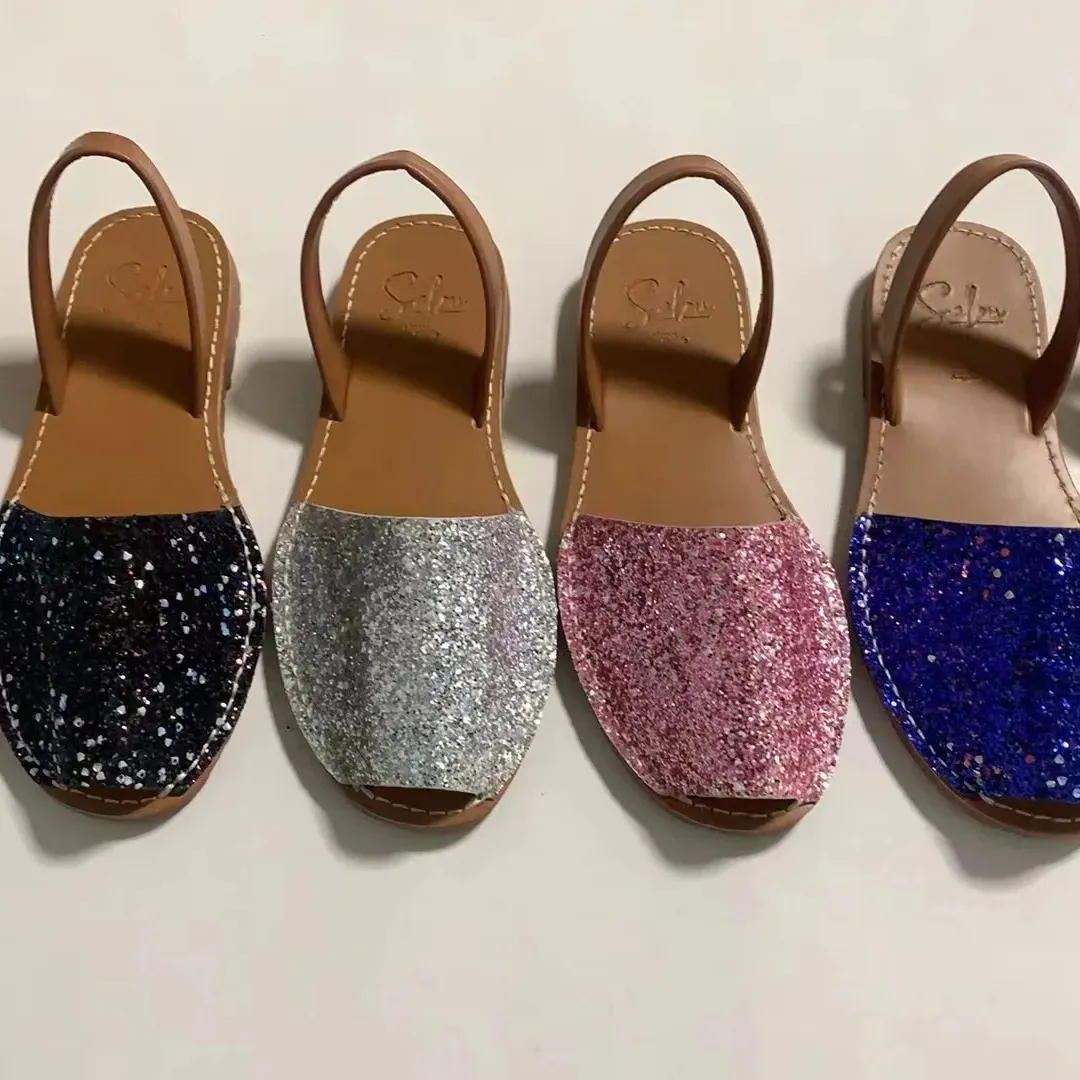 Nuevos estilos Fancy Soft Comfort Jelly Color 2024 Bling Material Venta al por mayor caliente Sandalias para mujeres y damas Zapatillas planas deslizantes