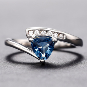 Anello con Fascia Intrecciata e Cristalli Blu Scuro per Donne, Accessorio Romantico ed Elegante - Product Image 1