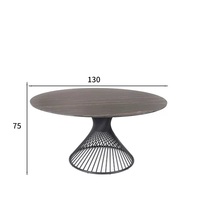 Ensemble table et chaises en rotin d'extérieur, mobilier de loisirs en rotin tressé pour villa, café, hôtel, centre commercial, espace lounge, balcon ouvert, cour.