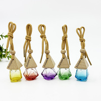 10ml suspendu couleur rhomboïque voiture bouteille de parfum huile essentielle diffuseur bouteille en verre voiture désodorisant bouteille avec couvercle en bois