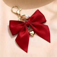 Porte-clés Nœud en Ruban de Soie Élégant avec Breloque Cœur Doré et Perle, Mignon Pendentif de Sac, Accessoire de Sac à Main, Cadeau pour Femme et Demoiselle d'honneur