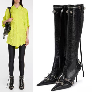 Botas de tacón alto con punta para mujer, tallas grandes, estilo europeo-americano, con borlas negras, remaches metálicos, hebilla de cinturón y cierre de cremallera para invierno - Product Image 1