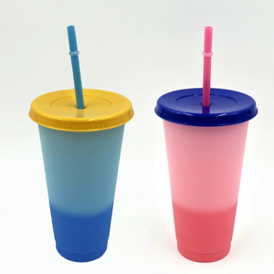 Gobelets d'eau en plastique PP transparents de 24 oz, à changement de couleur, avec logo personnalisé, en gros, à couche unique, avec couvercles mousquetons et pailles, pour fêtes, style minimaliste - Product Image 4