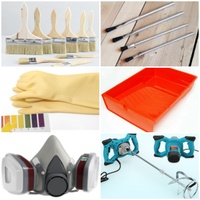 Ensemble complet d'outils de construction : truelle, raclette, rouleau à peinture, masque à gaz, chaussures à pointes pour peinture époxy