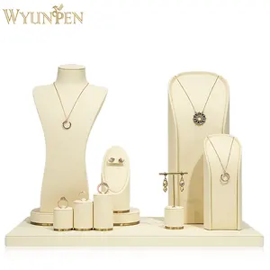 Présentation de détail de bijoux WYP, bague en métal en microfibre Beige, Bracelet, boucle d'oreille, collier, vitrine de magasin de bijoux
