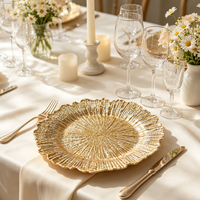 Assiette de service de luxe contemporaine plaquée or à bords ondulés de 13 pouces en PP, technique pigmentée, personnalisable, écologique et durable