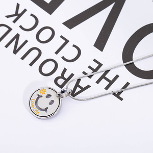 Collar de Acero de Titanio con Colgante de Cara Sonriente, Diseño de Dibujos Animados para Uso Diario, Acabado Pulido, Cadena Unisex - Product Image 3