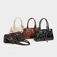 Sac bandoulière grande taille pour femme, style Y2K punk rétro, en cuir PU avec rivets de style gothique. Sac à main de luxe en cuir ciré à l'huile.