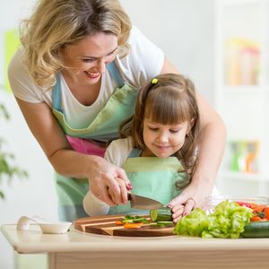 Planche à découper en bois d'acacia personnalisée et saine avec poignée pour le vin, le fromage, la pizza, le petit-déjeuner, les apéritifs - pour l'industrie - Product Image 6