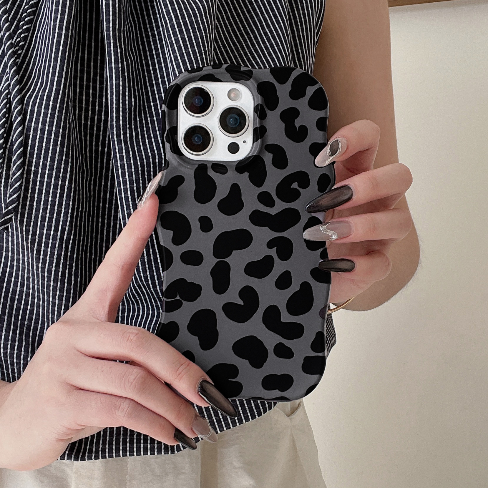 Película Kd Wave, estampado de leopardo gris mate y negro.