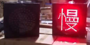 視認性を最適化した工場出荷時黄色LEDビーコン型ソーラー交通警告灯 - Product Image 2