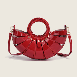 Nouveau Sac à Main et Sac Bandoulière Vintage Rouge Coquillage Style Européen et Américain, Couleur Unie, Décoration Clous Creux, Collection Automne Hiver 2026 - Product Image 1