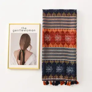 Syal katun motif bunga bergaya Bohemian dengan rumbai untuk wanita Muslim selendang selendang pantai bungkus kepala cetak etnik syal rumbai hijab