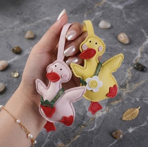 Porte-clés en cuir motif canard de dessin animé, breloque créative pour sac, pendentif de voiture de luxe tendance - Product Image 1